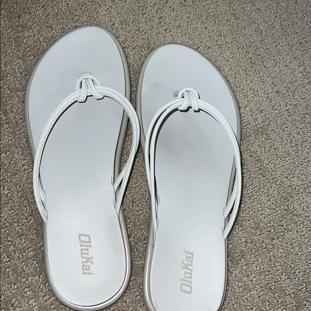 OluKai White Minimalist Sandals with Knot Detail